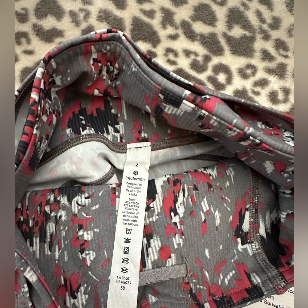 Lululemon Floral Fast And Free HR
Tight 25" Size 2 in Floral with Side Pockets - Picture 12 of 17